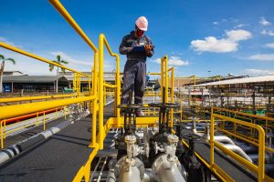 male-worker-inspection-visual-pipeline-oil-gas